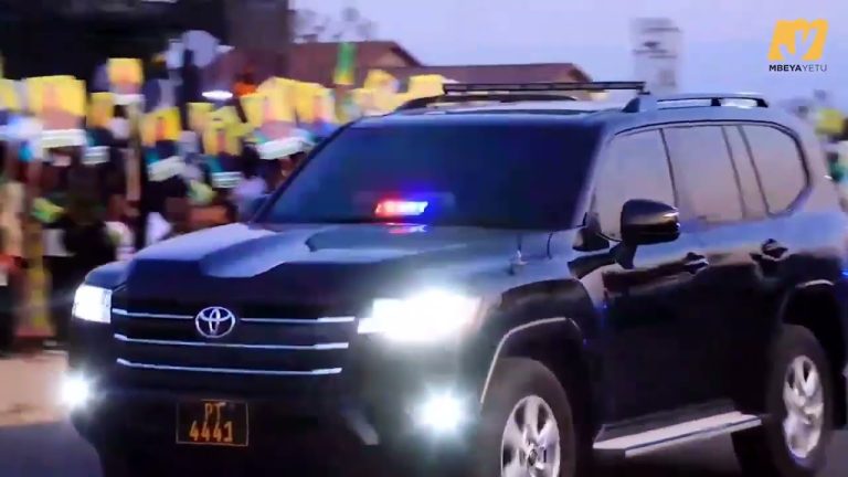 Maelfu ya wana CCM Mbeya Wamiminika Songwe Kumlaki Dkt. Samia—Wavutiwa na Uongozi Wake wa Kipekee