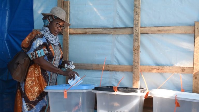 DKT MARY MWANJELWA AUNGANA NA WANANCHI KUPIGA KURA AHAMASISHA KUJITOKEZA KWA WINGI AMANI IMETAWALA