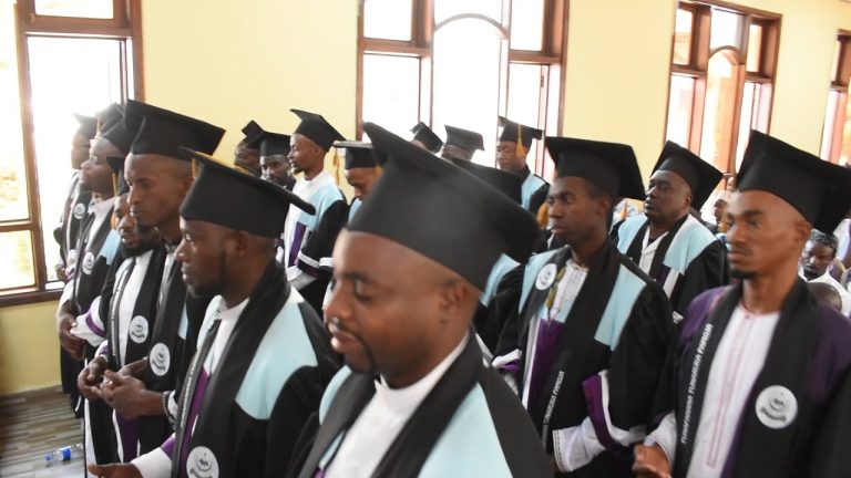 MAHAFALI YA KWANZA CHUO KIKUU CHA KIISLAMU MAR-WA INTERNATIONAL MBEYA 22 WAHITIMU WATUNUKIWA SHAHADA