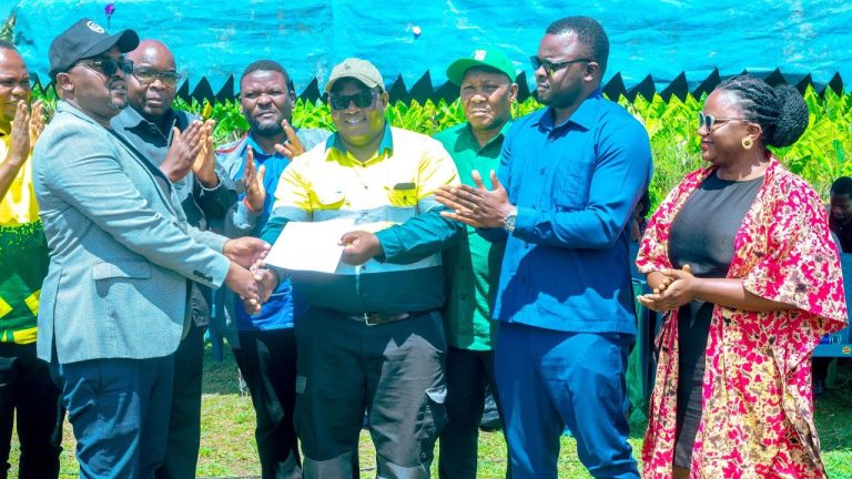 WILAYA YA RUNGWE YAMKABIDHI RASMI MKANDARASI WA KAGWA GENERAL SUPPLIES KUANZA KUJENGA SOKO LA NDIZI