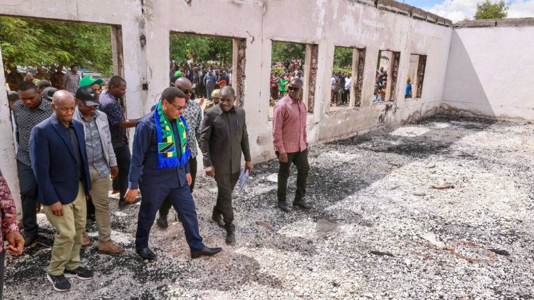 WAZIRI MKUU AKAGUA ATHARI KWENYE MAJENGO YA MAMLAKA YA MJI MDOGO KYELA