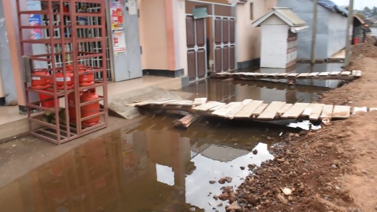 MTARO ULIOFUKIWA MTAA WA LUMBILA IWAMBI MBEYA WAFURIKA MAJI YA MVUA NA KUIBUA KIZAAZAA KWA WANANCHI