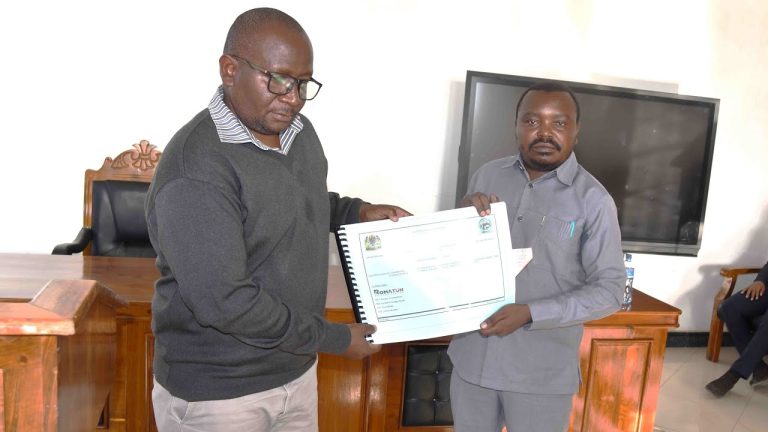 Hafla ya Makabidhiano ya Vitabu vya Fidia vya Mradi wa Chanzo cha Mto Kiwira