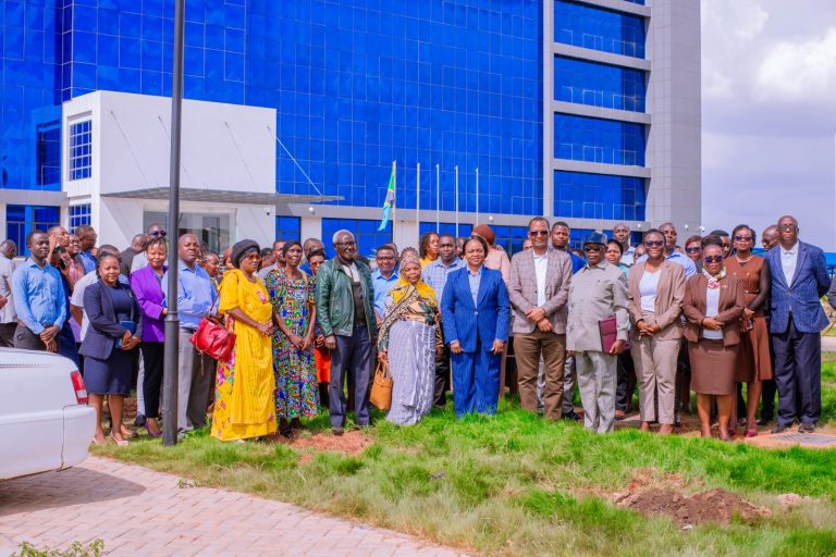 WAZEE WASHIRIKIANA NA WIZARA YA MAENDELEO YA JAMII ZOEZI LA UPANDAJI MITI DODOMA.