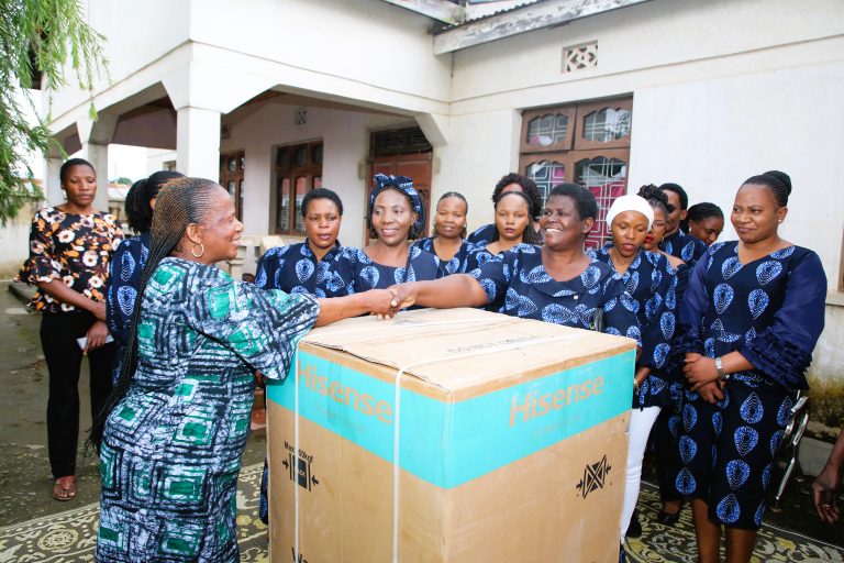 Funguka Foundation Yapokea Msaada wa Mashine ya Kufulia Kutoka Wanawake TAKUKURU MBEYA