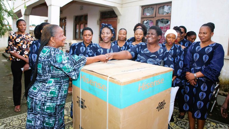 Wanawake TAKUKURU Mbeya Watoa Mashine ya Kufulia kwa Watoto Wenye Mahitaji Maalum